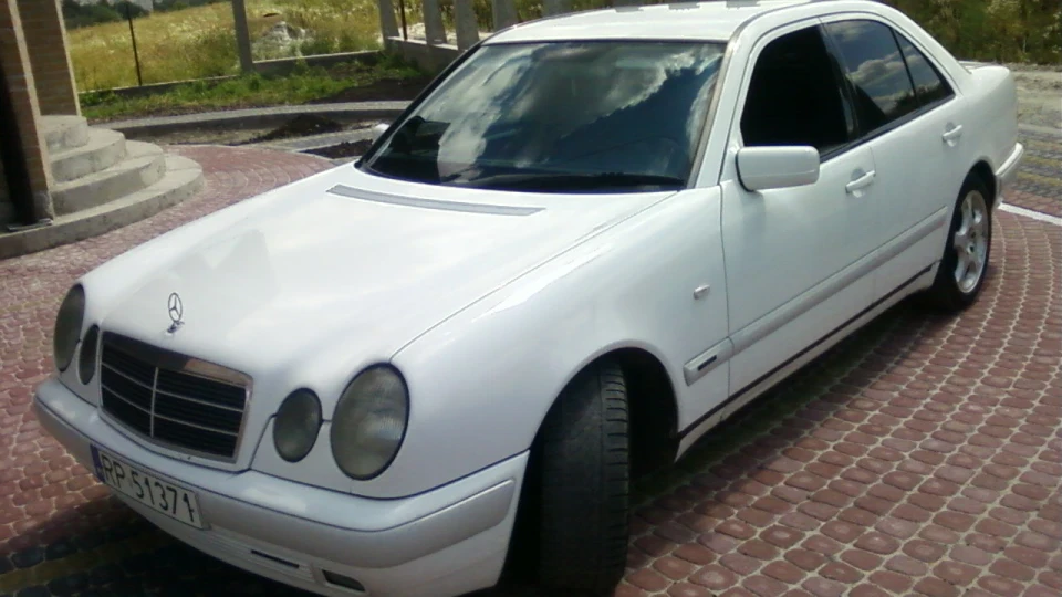 Mercedes-Benz E-Class 3