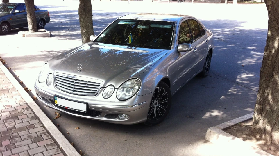 Mercedes-Benz E-Class 2