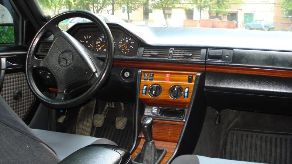 Mercedes-Benz E-Class 4