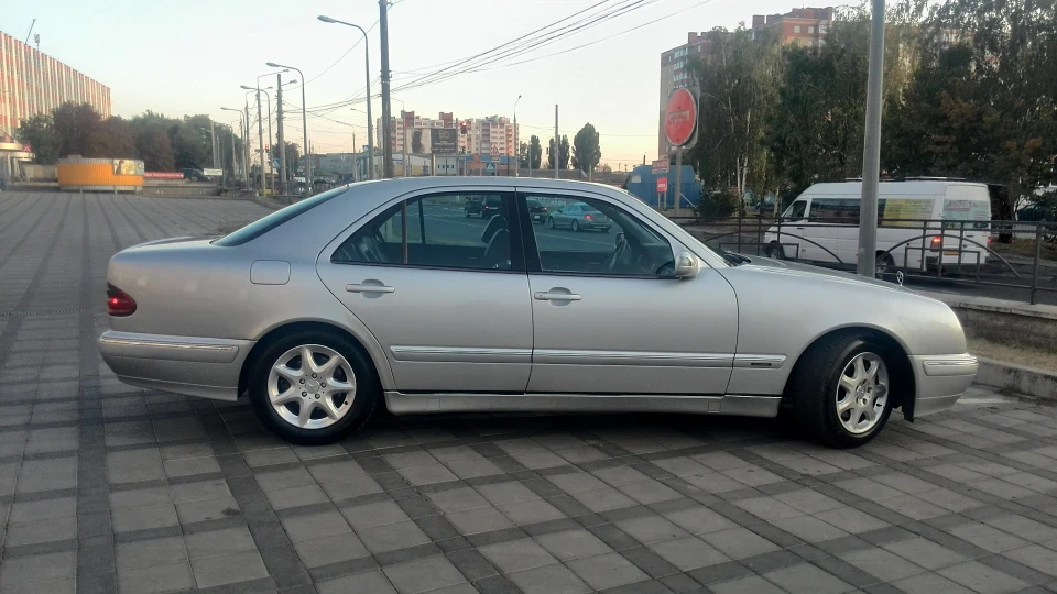 Mercedes-Benz E-Class 2