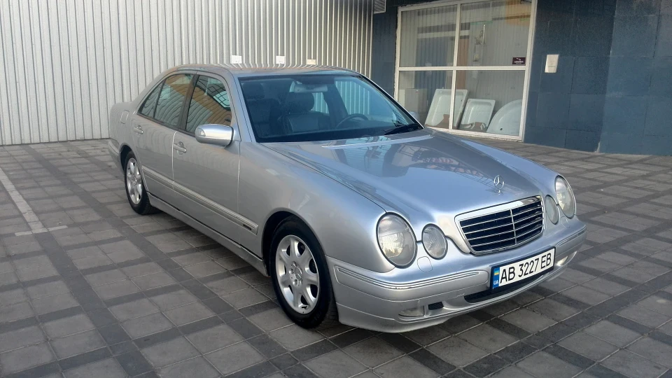 Mercedes-Benz E-Class 3