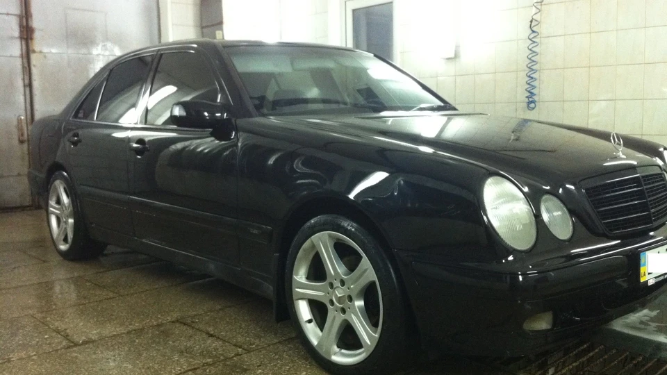 Mercedes-Benz E-Class 2