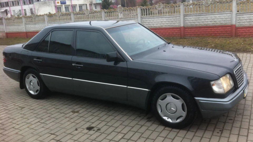 Mercedes-Benz E-Class 3