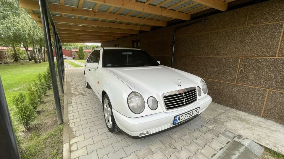 Mercedes-Benz E-Class 2