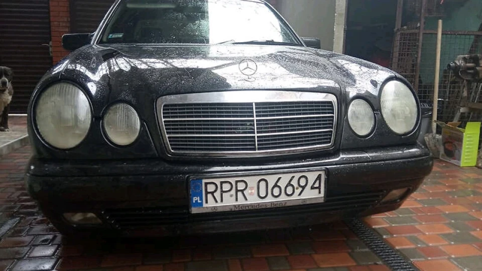 Mercedes-Benz E-Class 2