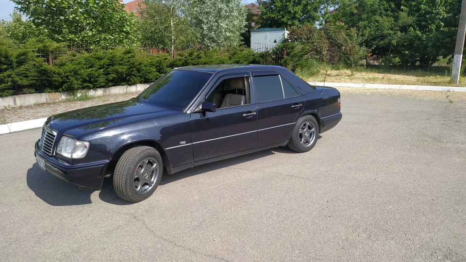 Mercedes-Benz E-Class 3