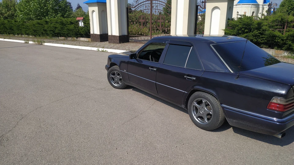 Mercedes-Benz E-Class 4