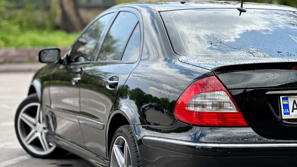 Mercedes-Benz E-Class 2