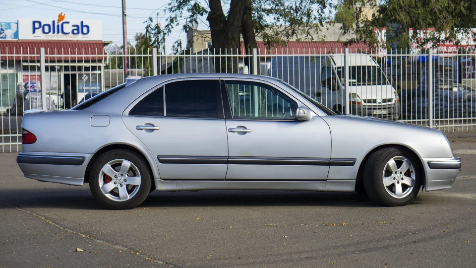 Mercedes-Benz E-Class 4