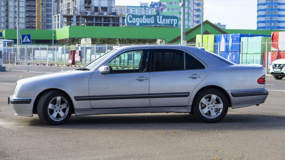 Mercedes-Benz E-Class 5