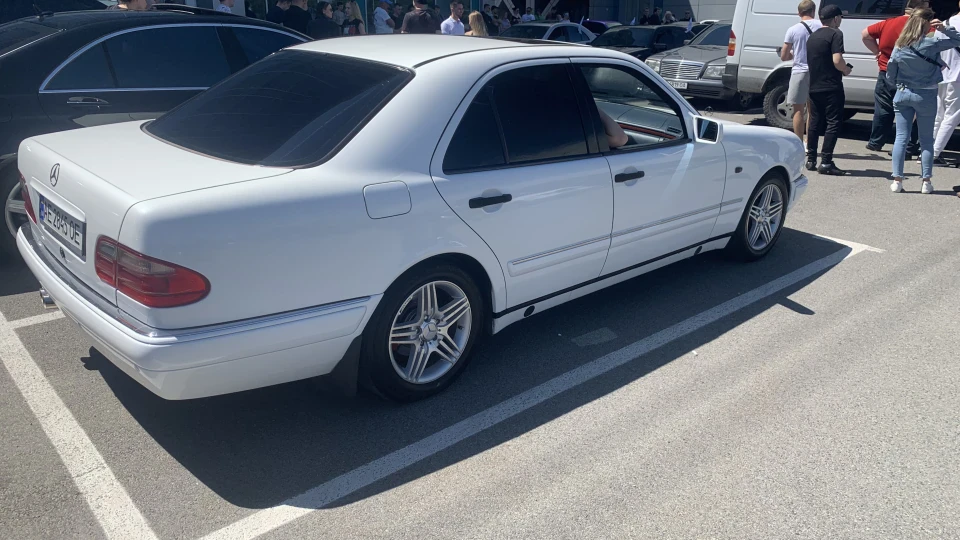 Mercedes-Benz E-Class 2