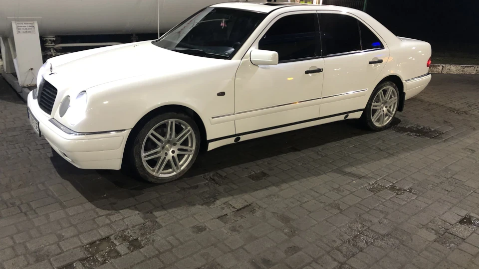 Mercedes-Benz E-Class 3