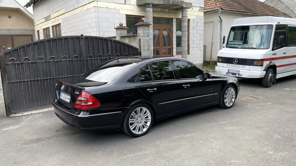Mercedes-Benz E-Class 3