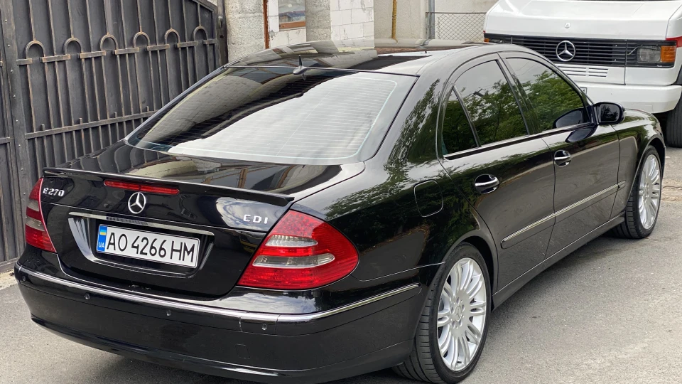 Mercedes-Benz E-Class 4