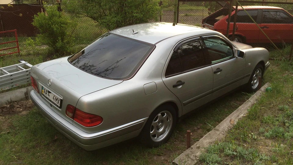 Mercedes-Benz E-Class 2