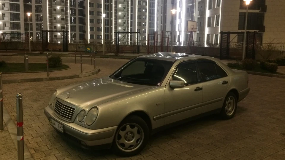 Mercedes-Benz E-Class 3