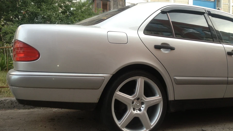 Mercedes-Benz E-Class 4