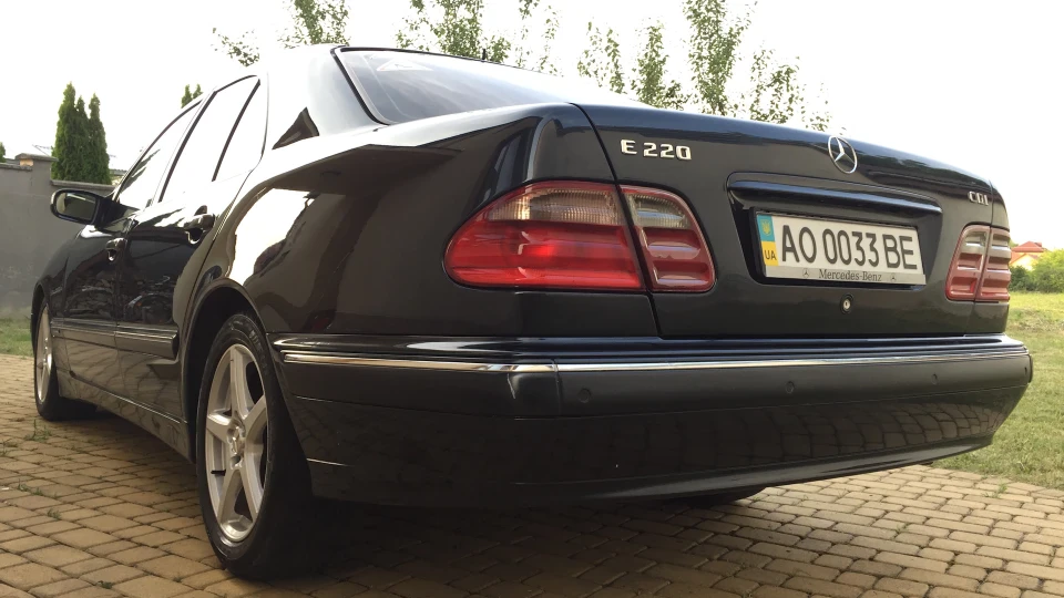 Mercedes-Benz E-Class 2