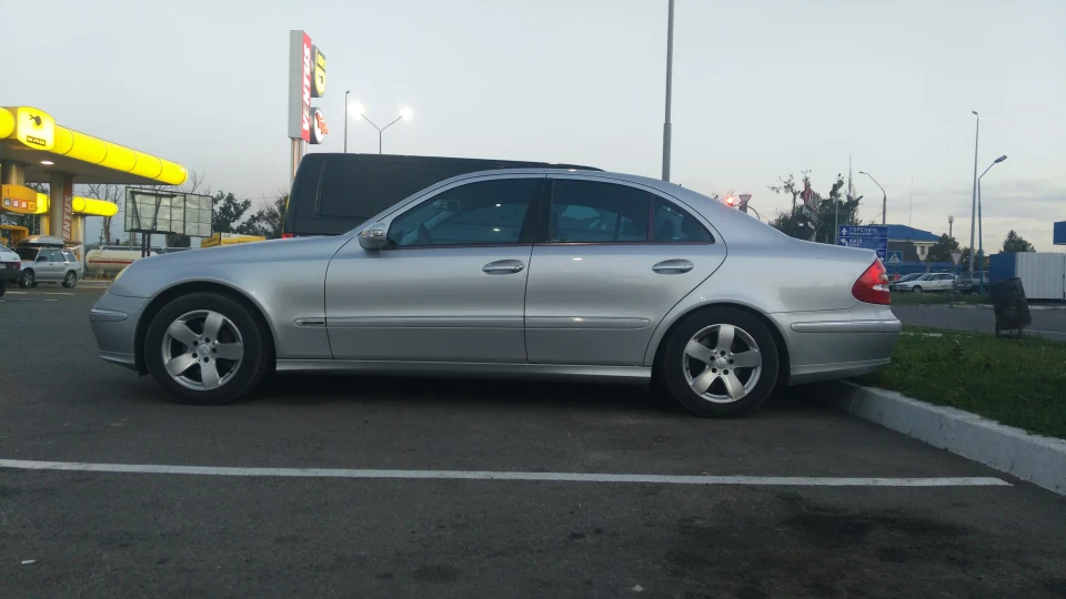 Mercedes-Benz E-Class 2