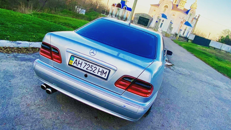Mercedes-Benz E-Class 4