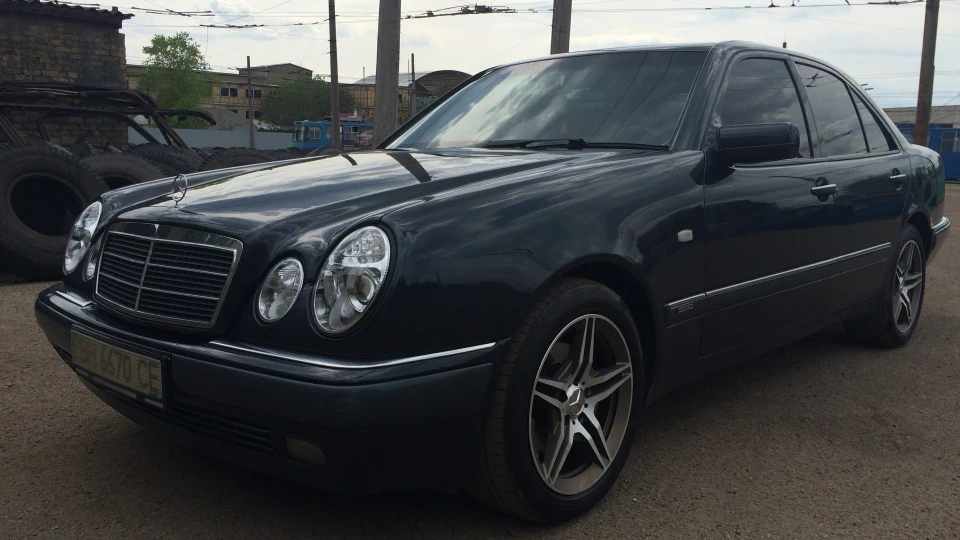 Mercedes-Benz E-Class 2