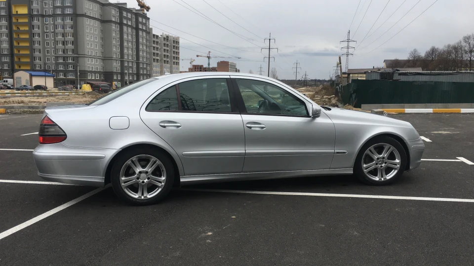 Mercedes-Benz E-Class 2
