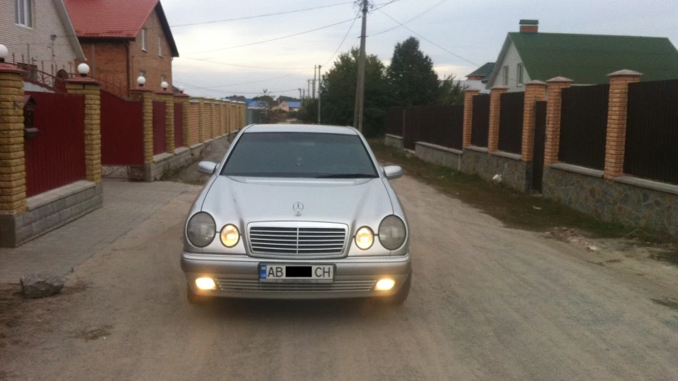 Mercedes-Benz E-Class 2