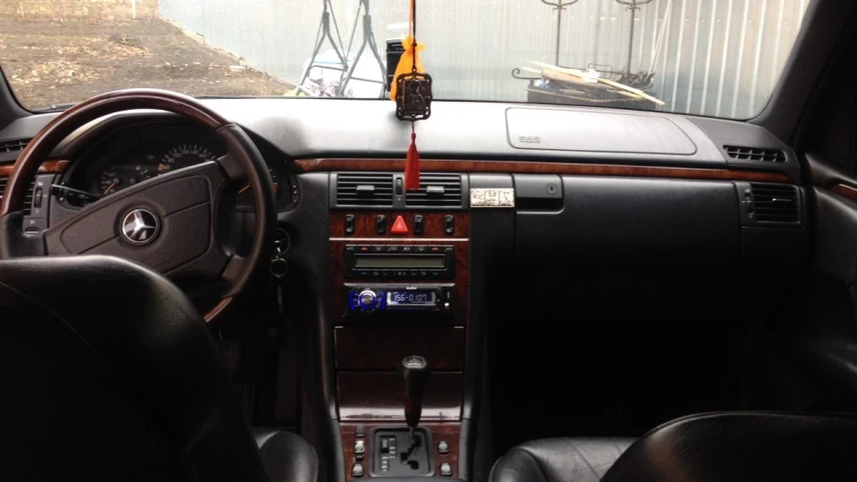 Mercedes-Benz E-Class 4
