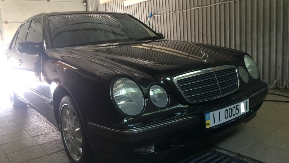 Mercedes-Benz E-Class 2