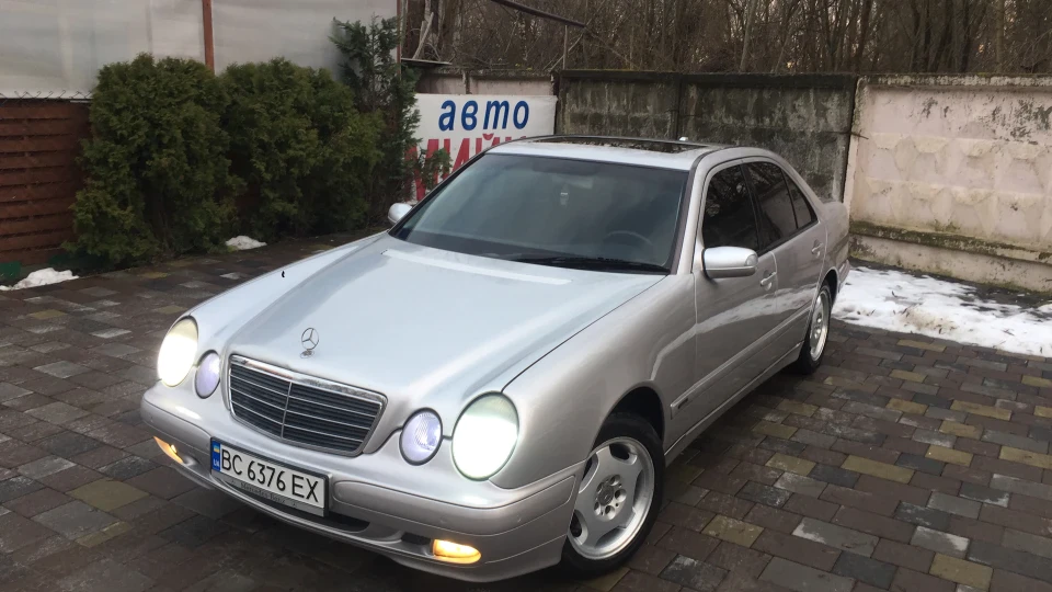 Mercedes-Benz E-Class 2