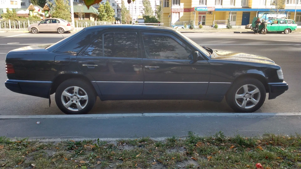 Mercedes-Benz E-Class 4