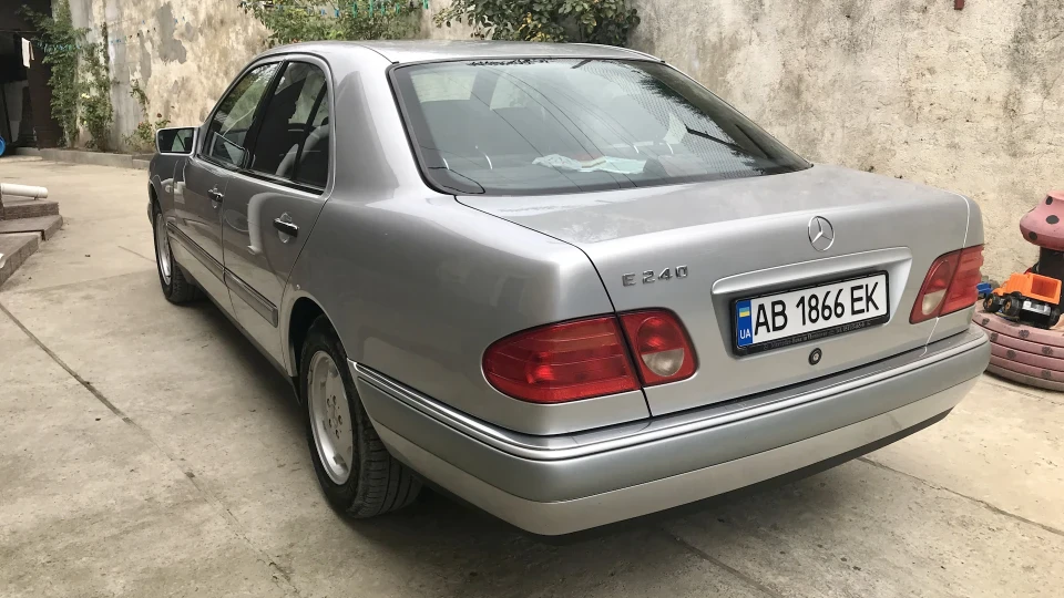 Mercedes-Benz E-Class 2