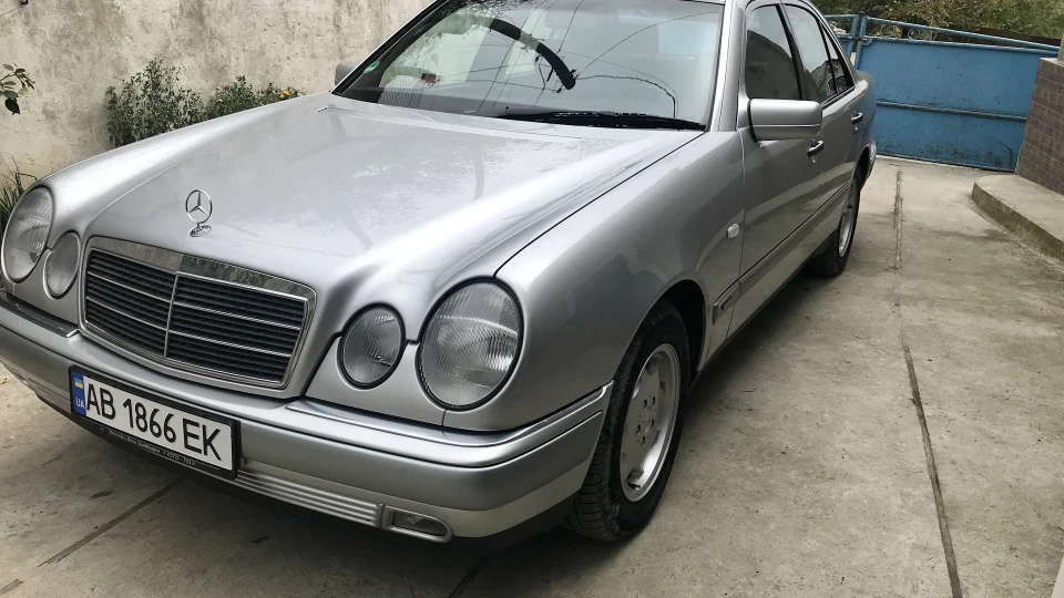 Mercedes-Benz E-Class 3