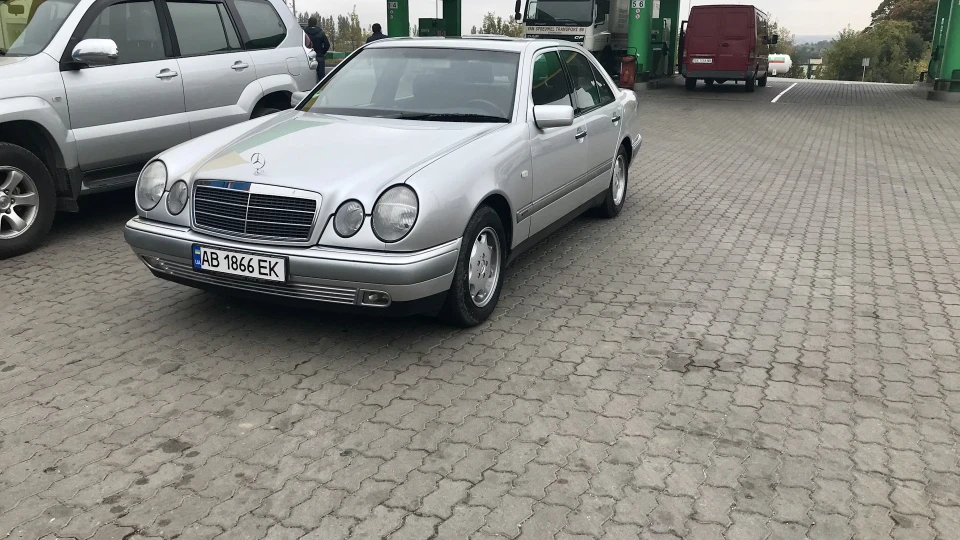 Mercedes-Benz E-Class 4