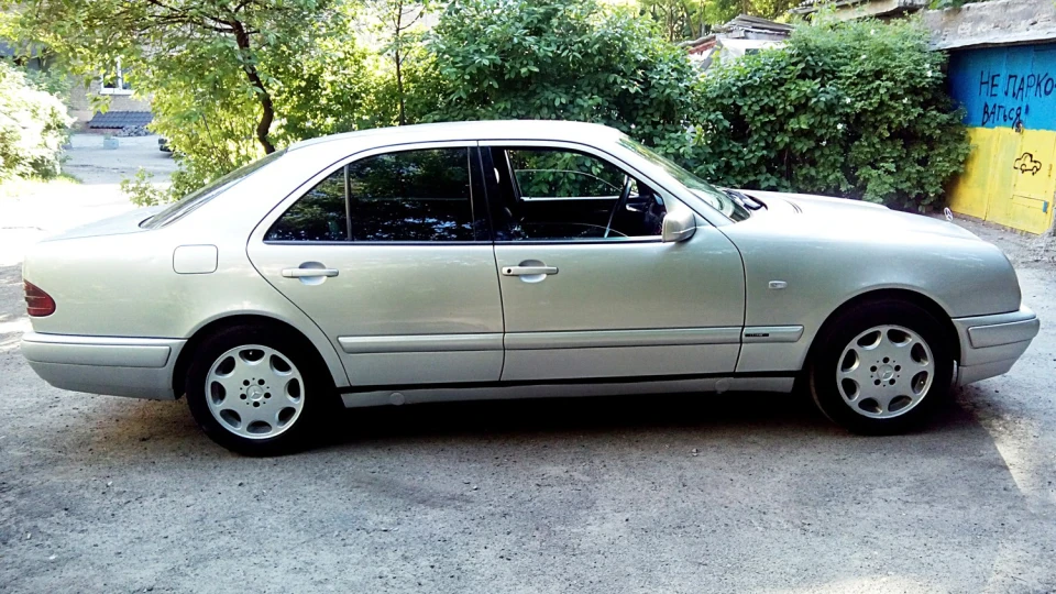 Mercedes-Benz E-Class 2
