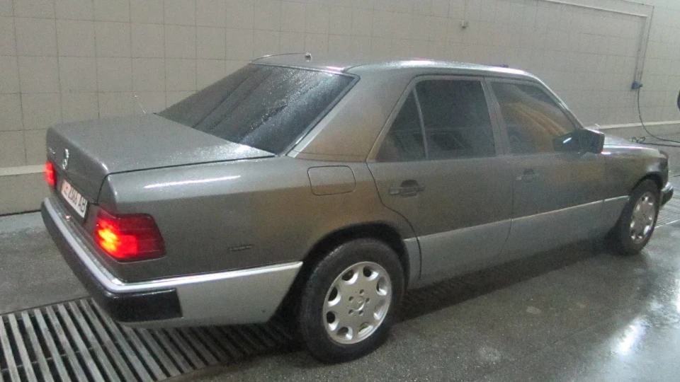 Mercedes-Benz E-Class 2