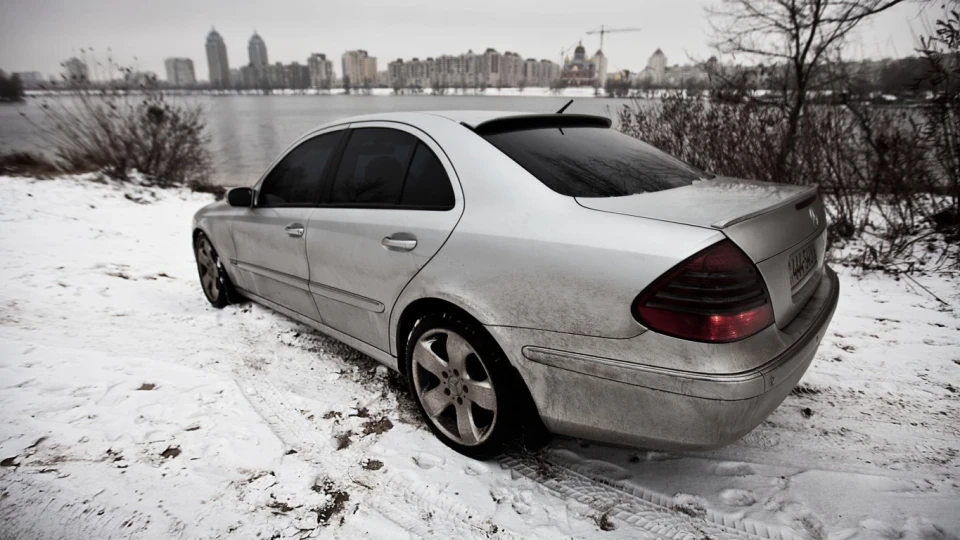 Mercedes-Benz E-Class 3