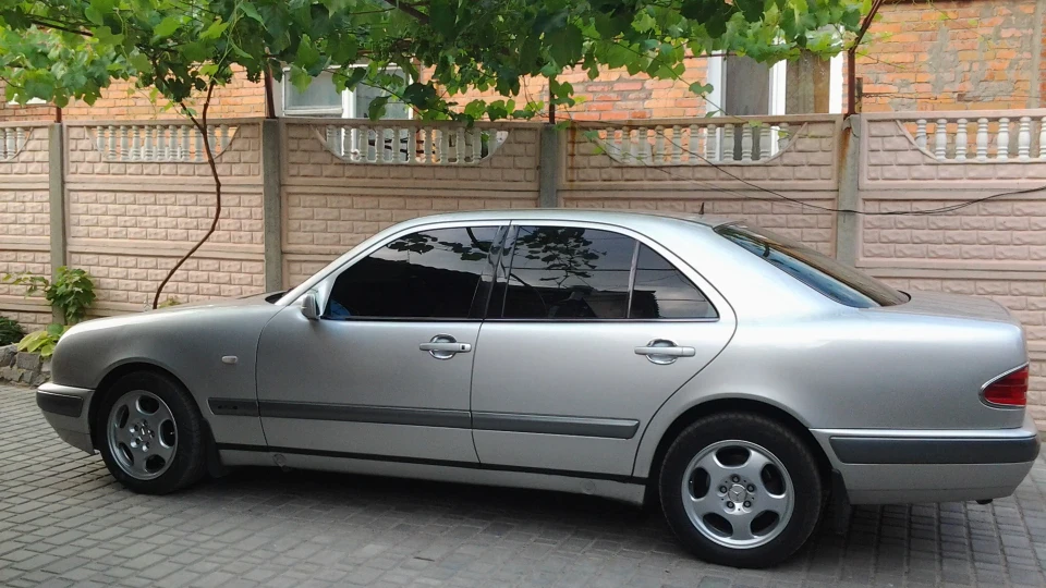 Mercedes-Benz E-Class 2