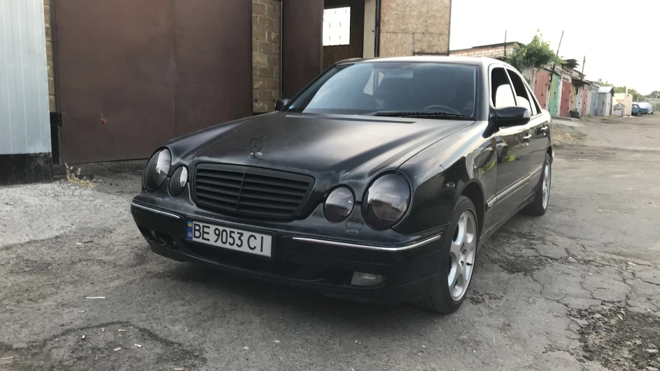 Mercedes-Benz E-Class 2