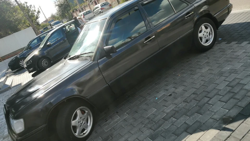 Mercedes-Benz E-Class 2