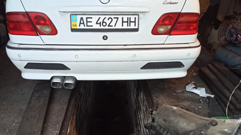 Mercedes-Benz E-Class 2