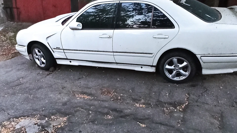 Mercedes-Benz E-Class 3