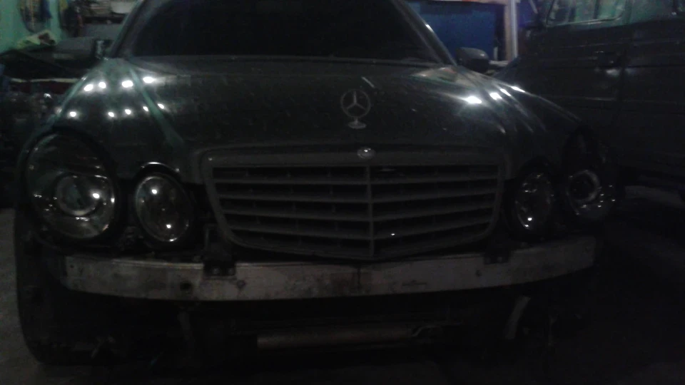 Mercedes-Benz E-Class 2