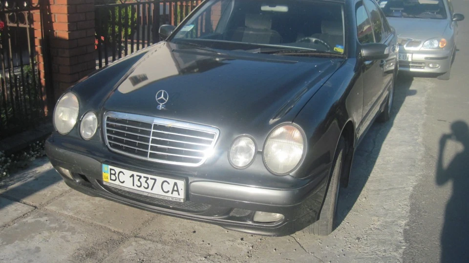 Mercedes-Benz E-Class 3