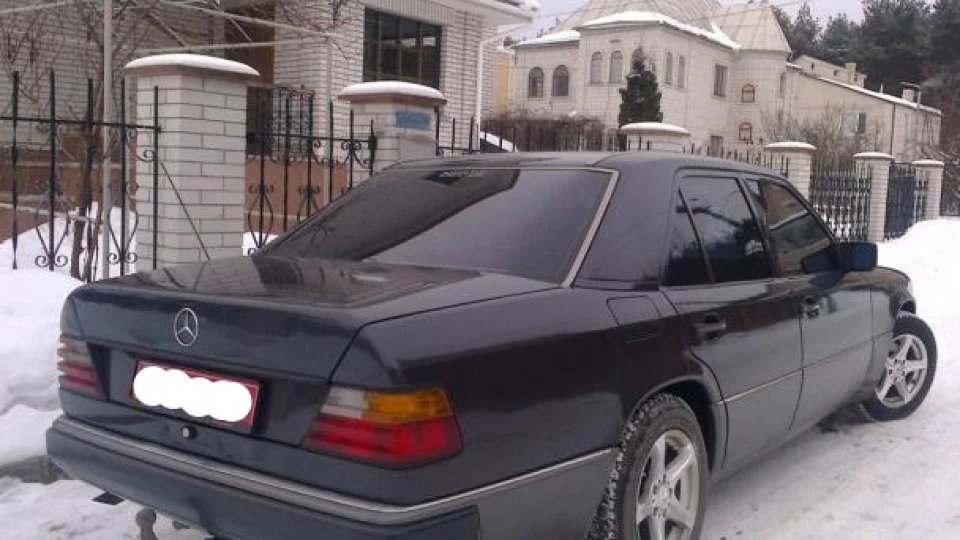 Mercedes-Benz E-Class 2