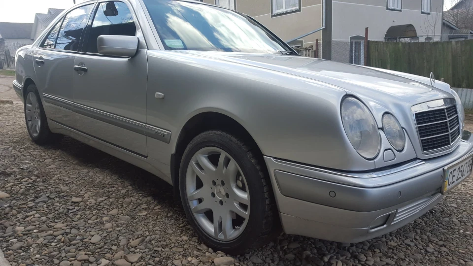 Mercedes-Benz E-Class 3