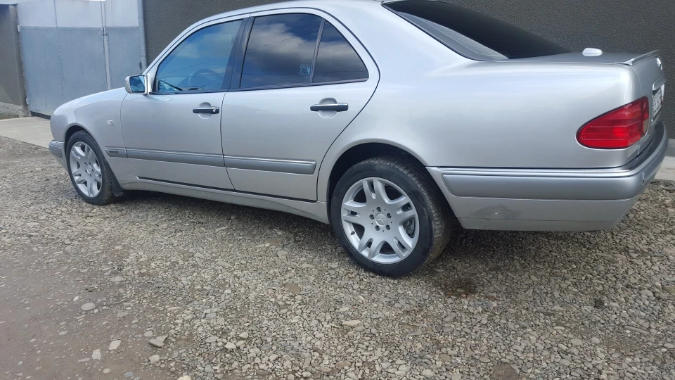 Mercedes-Benz E-Class 4
