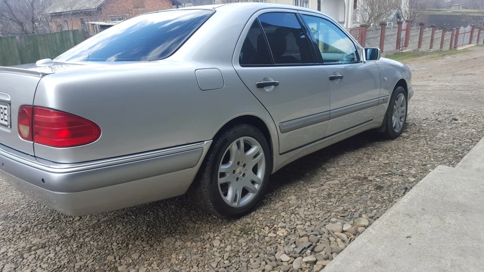 Mercedes-Benz E-Class 5