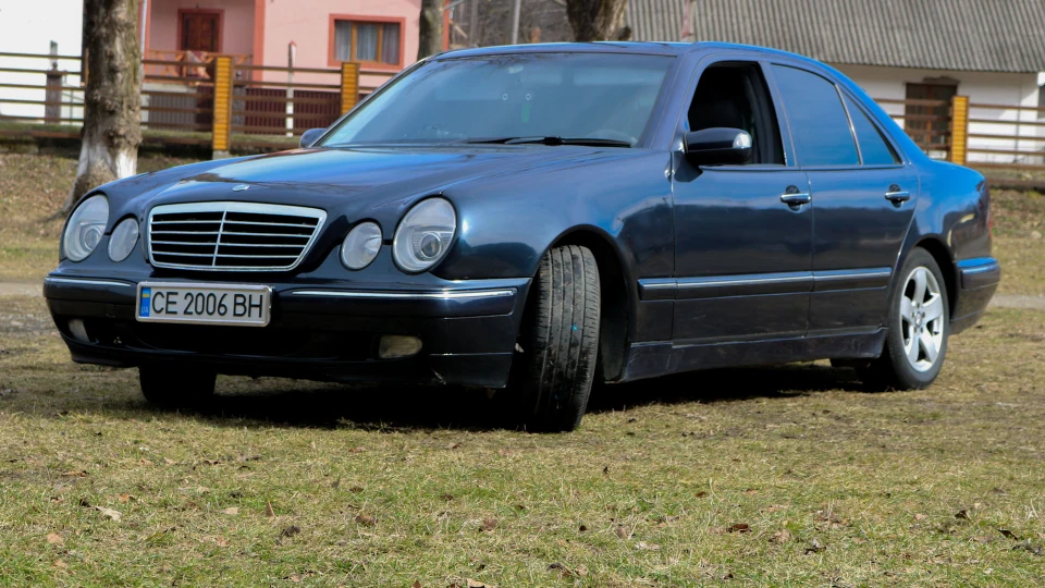 Mercedes-Benz E-Class 3