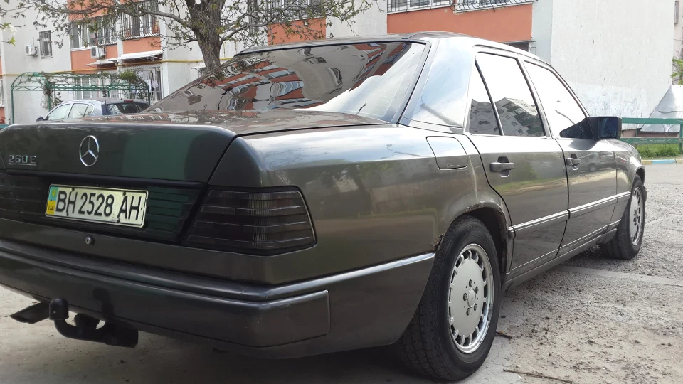 Mercedes-Benz E-Class 2